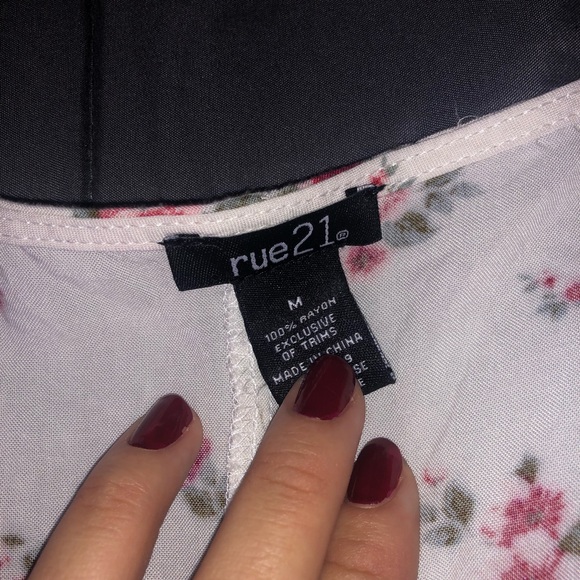 (SOLD)White and red flowery dress - Picture 3 of 3